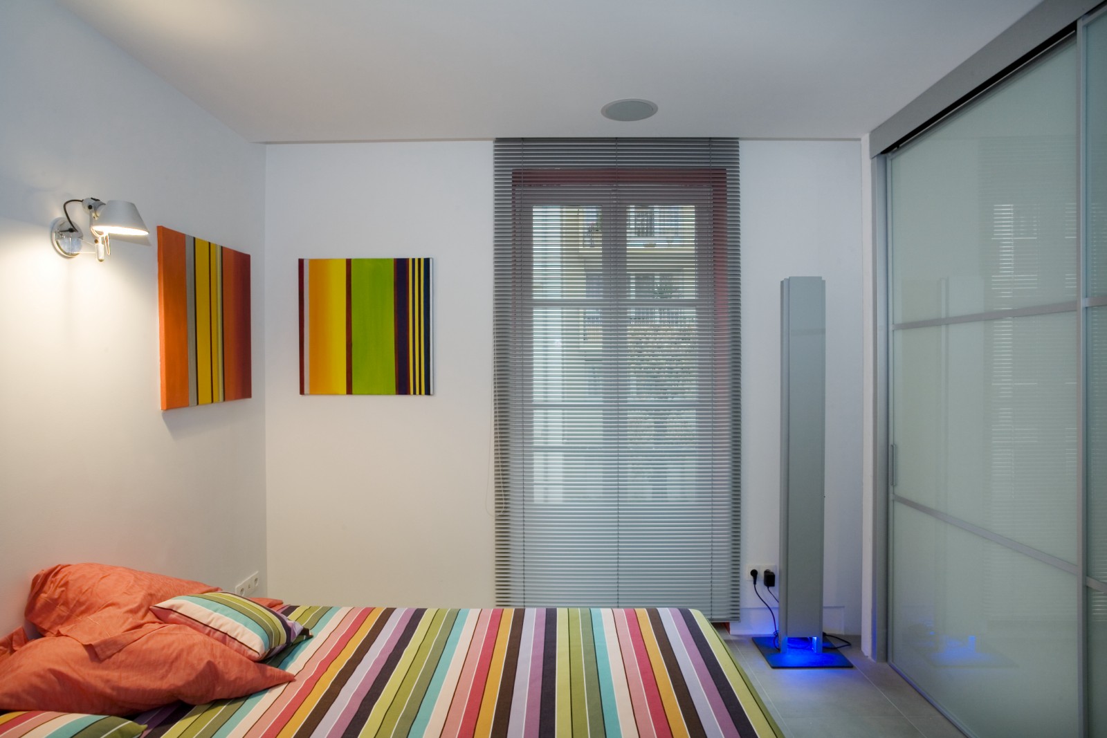 store vénitien aluminium gris installé dans une chambre